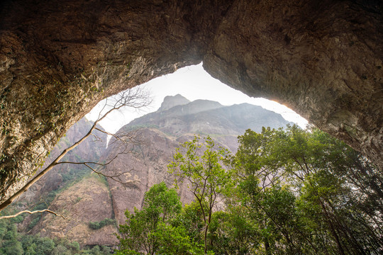 山洞里仰望阳光下的高山山峰