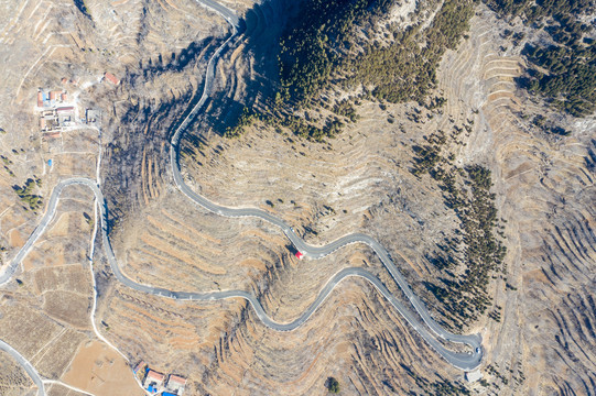 济南南部山区的盘山路