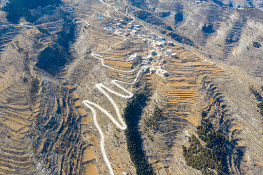 济南南部山区的盘山路