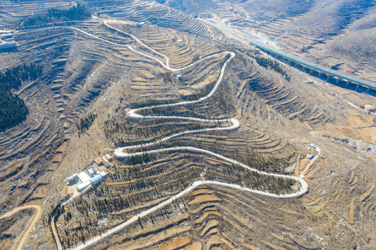 济南南部山区的盘山路