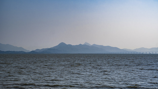 海对面远山如黛