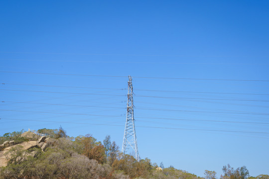 山顶上的高压电塔