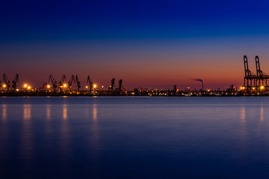 天津港码头夜景