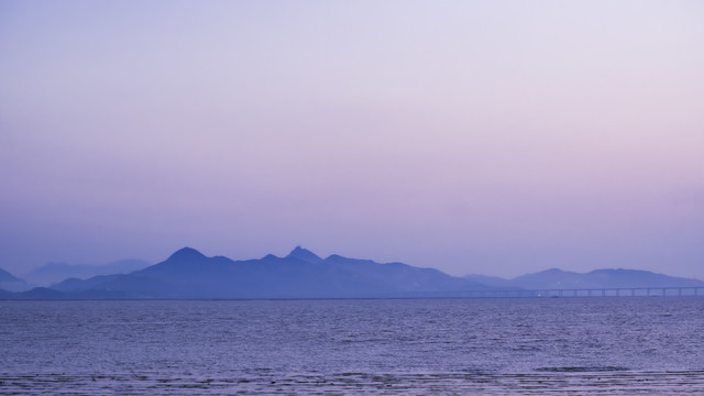 海对面远山如黛