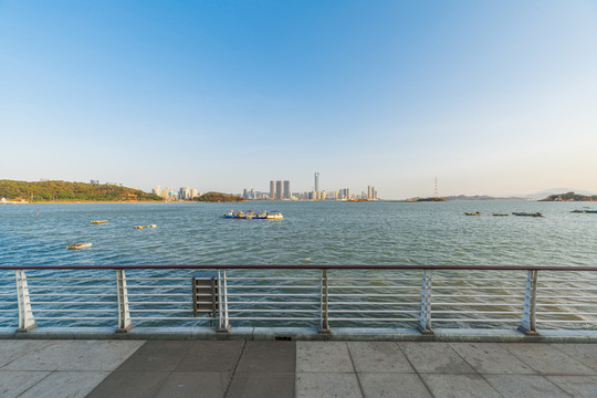 厦门海沧湾公园海景和城市天际线