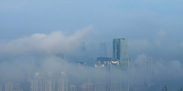 云雾中的高楼大厦