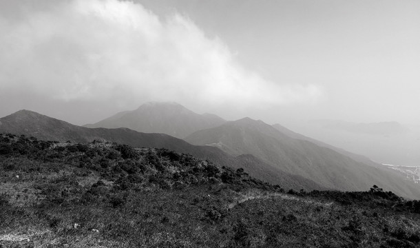 山峦天空黑白照