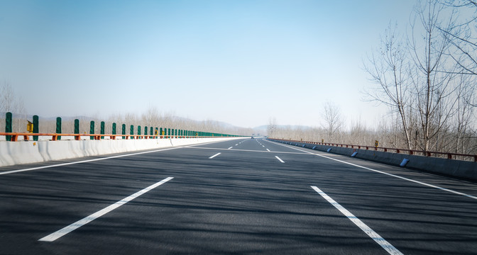 高速公路行车道和天空背景