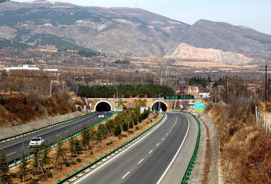 芮城中条山隧道入口