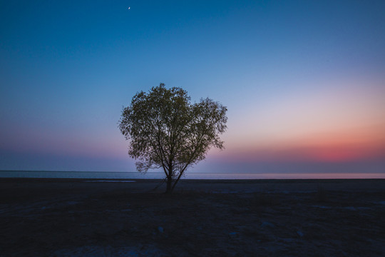 湖边夕阳西下彩色云彩