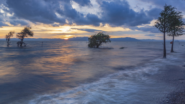 水面光影日落与浪花