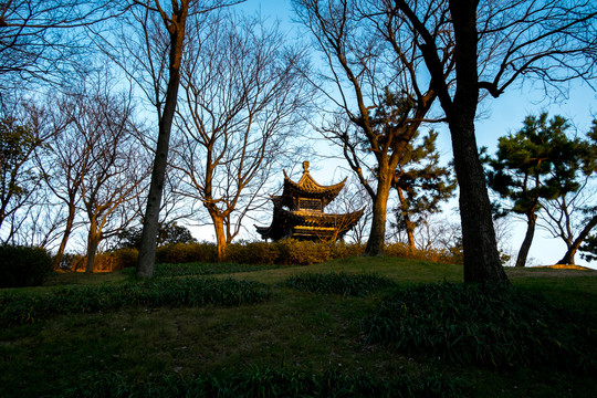 山坡上的古建筑