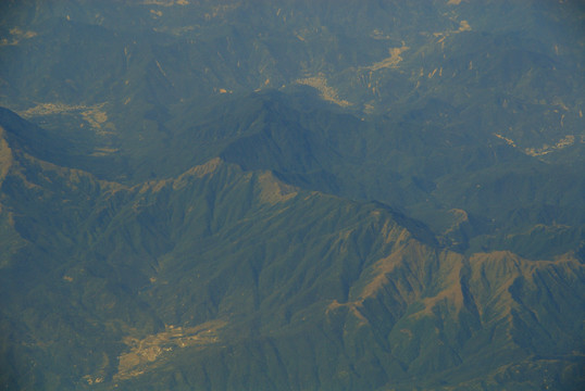 飞机俯瞰群山