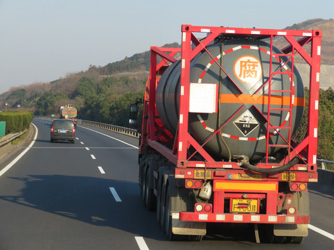 高速公路危化品运输车