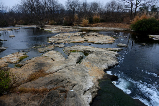 小河流水