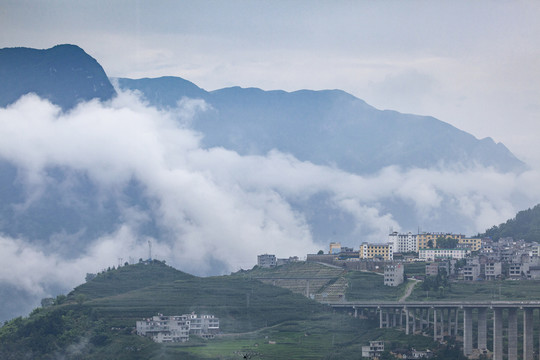 云雾缭绕的高山与银昆高速