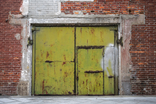 废弃老厂房的旧铁门