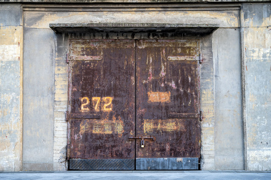 老厂房生锈大铁门