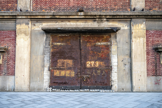 上海无人的老厂房生锈大铁门