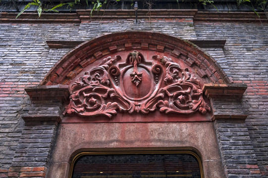上海石库门老房子门头雕花特写