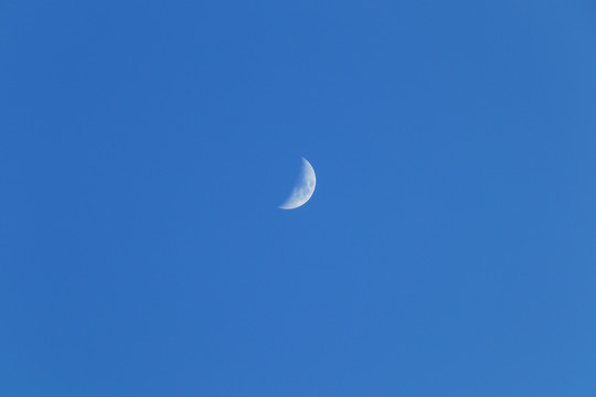蓝天半月