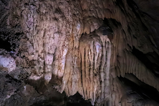 洞穴内钟乳石