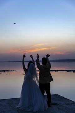 盐湖夕阳拍婚纱照