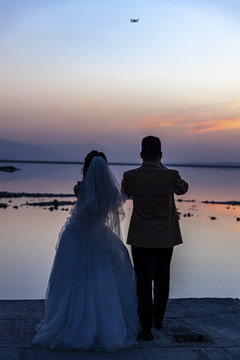 盐湖夕阳拍婚纱照