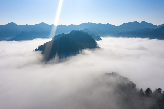 航拍山间云海上的风光