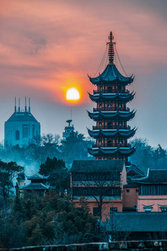 夕阳下的南京鸡鸣寺