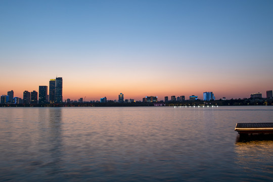 夕阳下的玄武湖畔