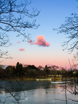 北京大学未名湖心形云