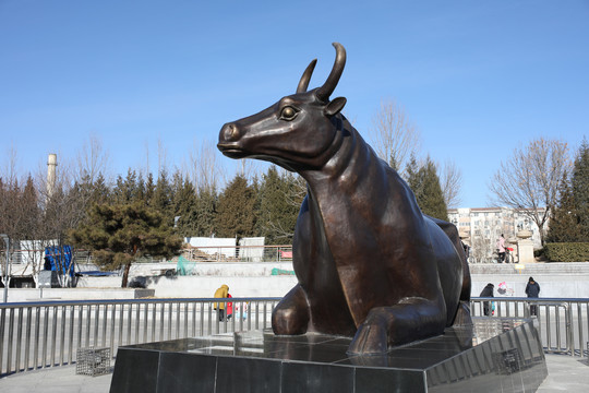 北京滨河运动公园牛雕塑