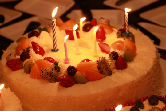 点蜡烛的生日蛋糕