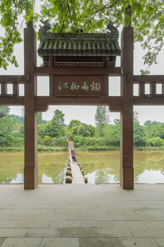 柳江古镇烟雨柳江牌坊