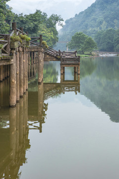 柳江古镇杨村河畔的栈道