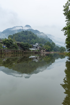 柳江古镇云雾青山与倒影自然风光