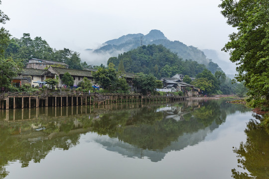 柳江古镇云雾青山与倒影自然风光