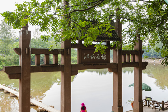 柳江古镇石板桥与烟雨柳江牌坊