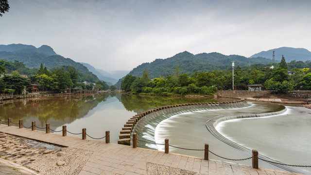 柳江古镇杨村河蜿蜒的重力坝