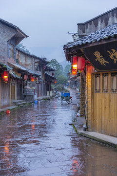 柳江古镇古街雨后的石板路