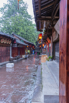 柳江古镇古街雨后的石板路