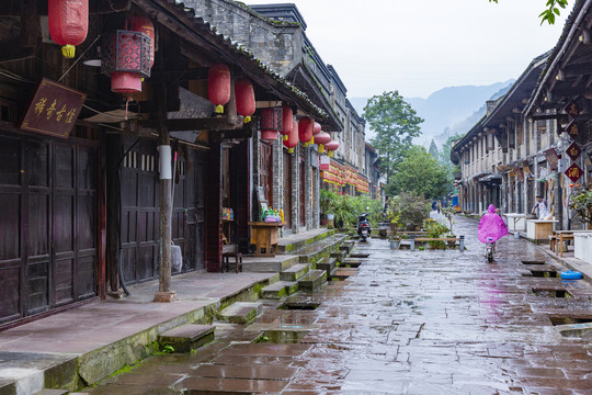 柳江古镇古街雨后的石板路