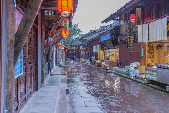 柳江古镇古街雨后的石板路