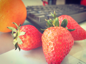 办公桌上的草莓与香橙
