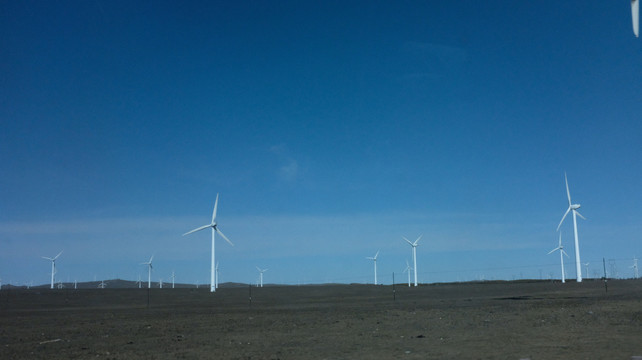草原上的大风车