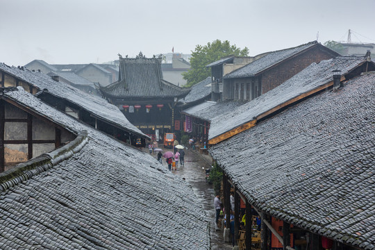 乐山罗成古镇雨天的船形街