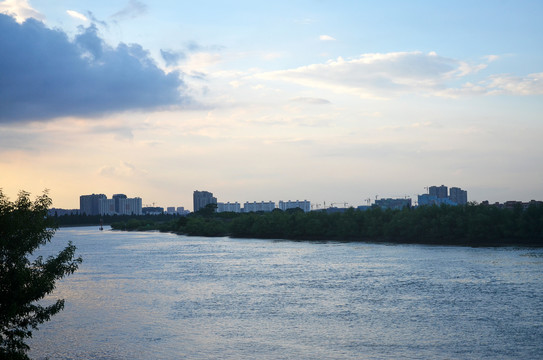 黄昏河流