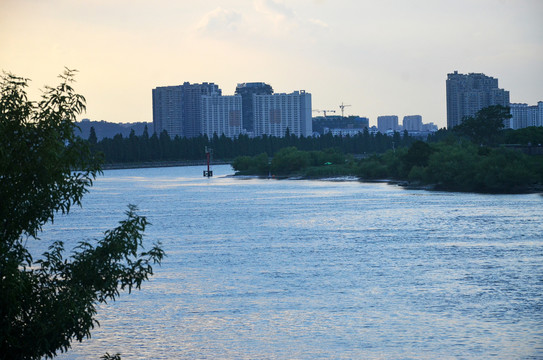 黄昏河流