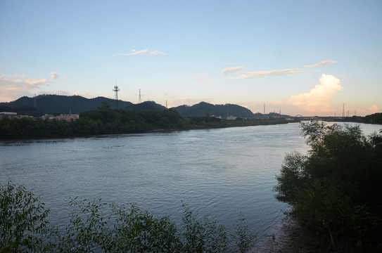 河流山峰